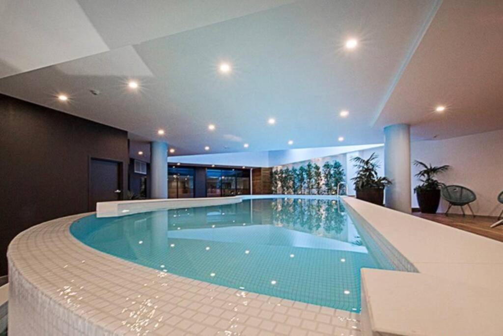 Luxe 2BR Apt Kingston Pool Parking WiFi Netflix BBQ Wine Exterior foto