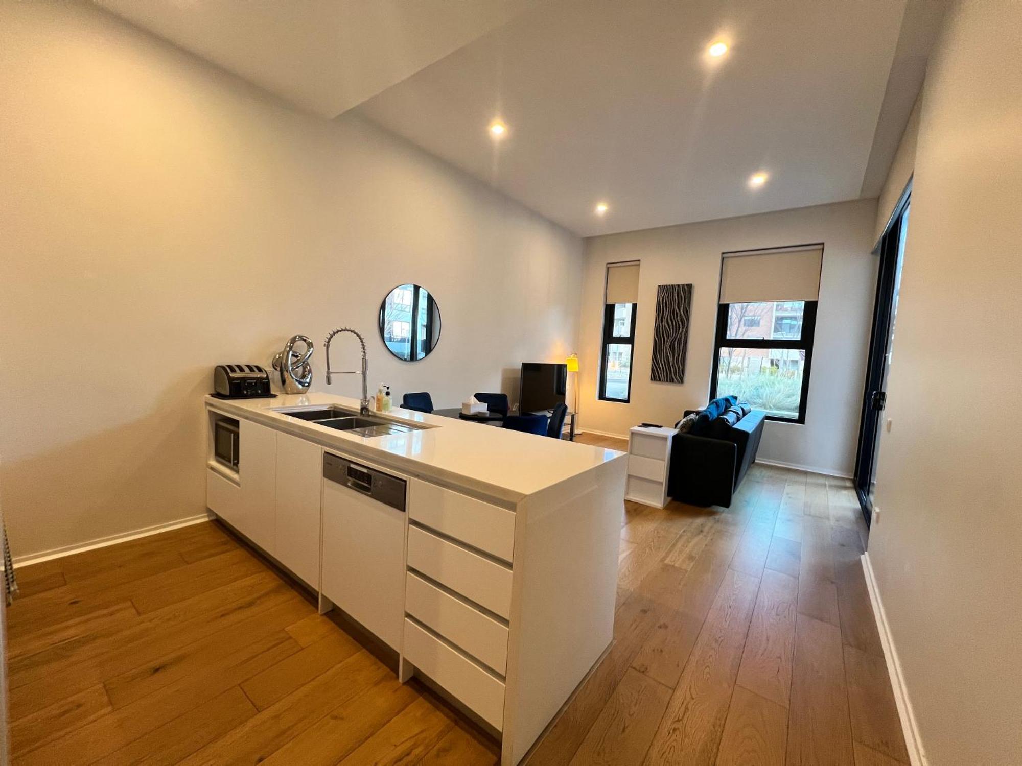 Luxe 2BR Apt Kingston Pool Parking WiFi Netflix BBQ Wine Exterior foto