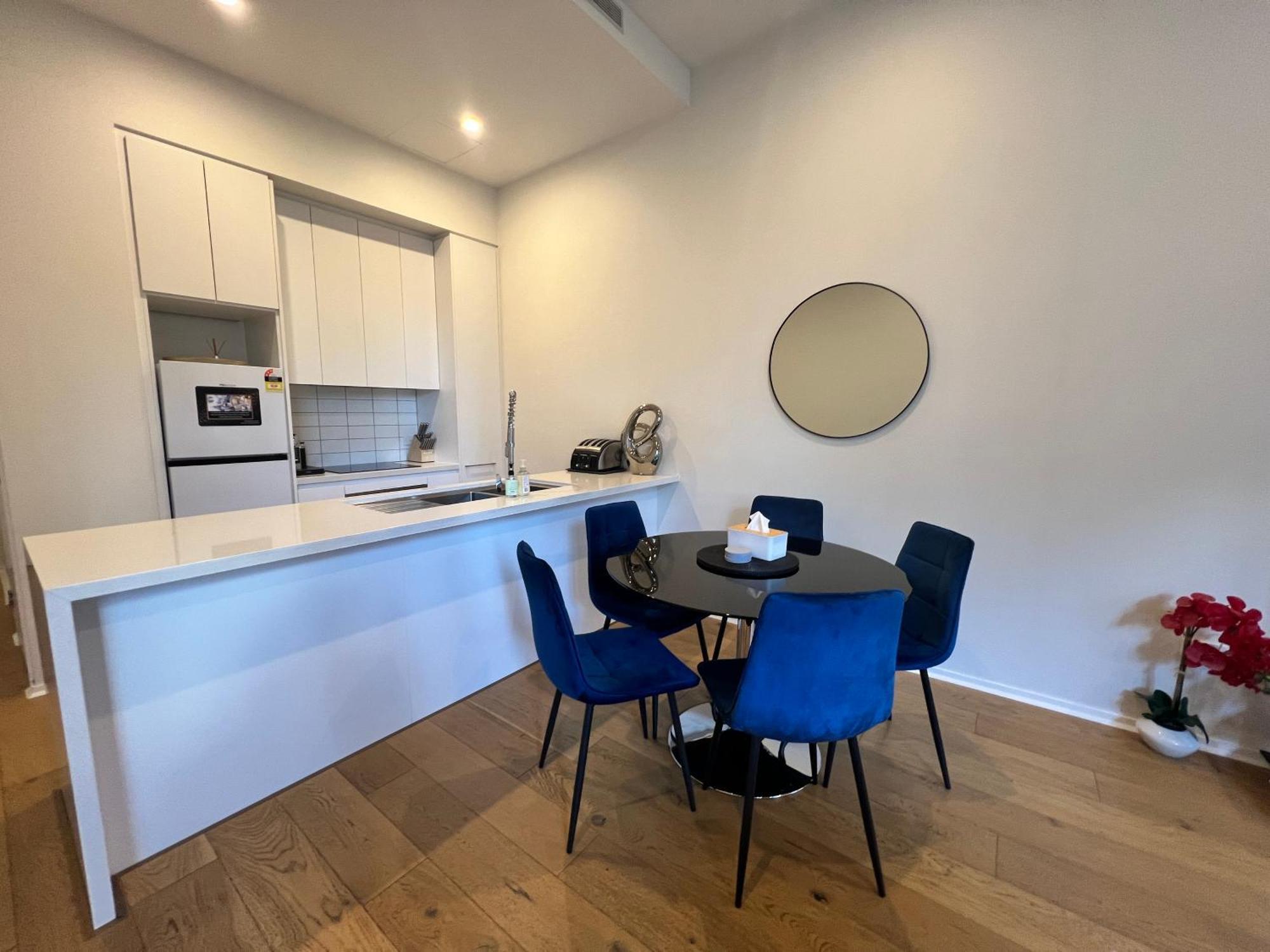 Luxe 2BR Apt Kingston Pool Parking WiFi Netflix BBQ Wine Exterior foto